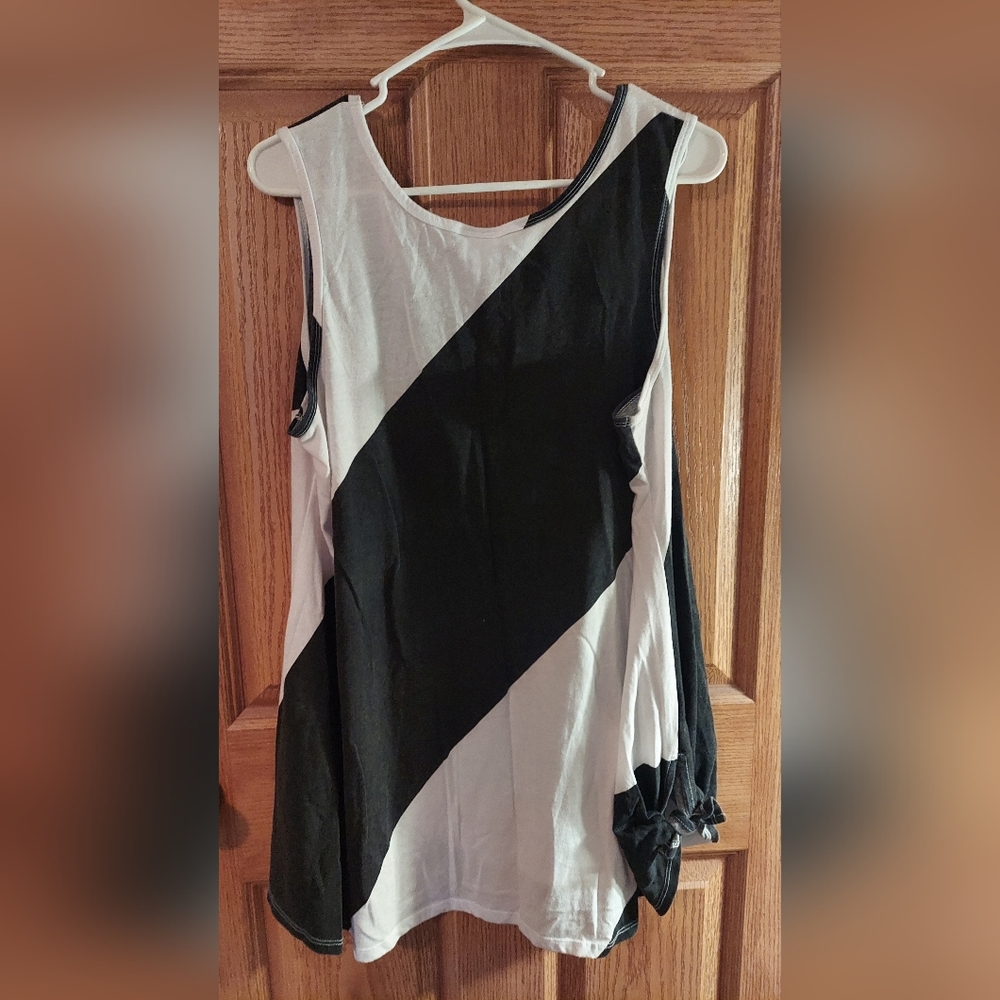 LuLaRoe Perfect Tank - Picture 2 of 4